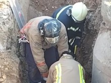 Вижте как вадят мъжа от тръбата в "Коматево"