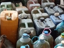 Митничари иззеха големи количества алкохол и гориво в частни имоти