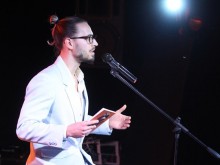 Папи Ханс отвя почти всички с хонорарите, които взима