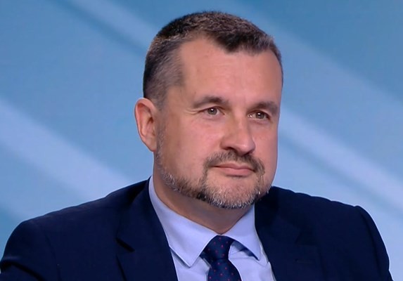 Политолог: Румен Радев използва реториката на кръга "Звено"