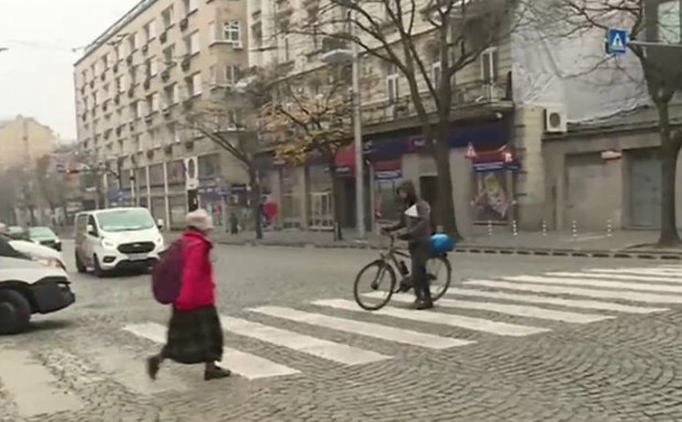 Баща, блъснат на пешеходна пътека в София с двете си деца, настоява мястото да бъде обезопасено