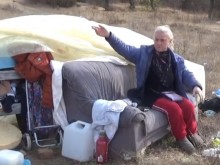 Бездомната родопчанка, която живее на нивата: Не искам пари, а фургон, в който да се подслоня през зимата