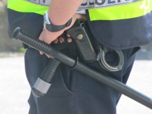 Любовен скандал между момче и момиче завърши с ударен полицай