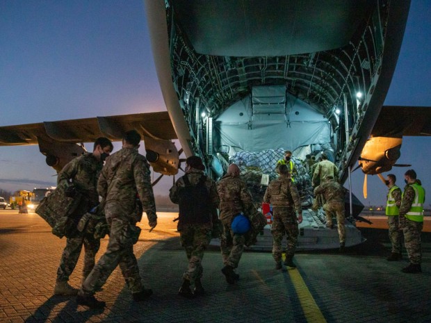Великобритания спешно изтегля войските си от Мали
