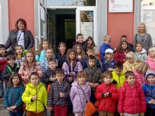 Бъдещи първокласници от ДГ "Мирослава" изненадаха с подаръци ученици
