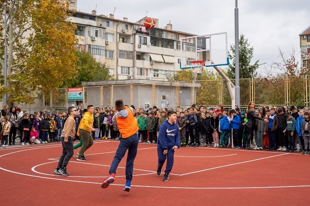 Ново комбинирано спортно игрище беше открито в двора на Иновативно основно училище "Николай Петрини" в Ямбол