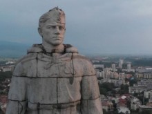 Евродепутат: Надписът под бай Альоша Алтайски в Пловдив е менте. Мястото на паметника е в Музея на злото, а не на хълма