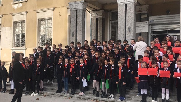 Ученици от ОУ "П. Р. Славейков" - Варна отбелязаха годишнина от рождението на своя патрон