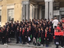 Ученици от ОУ "П. Р. Славейков" - Варна отбелязаха годишнина от рождението на своя патрон