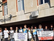 Медицински сестри от Сливен в знак на подкрепа на колегите си от Областната болница в Добрич