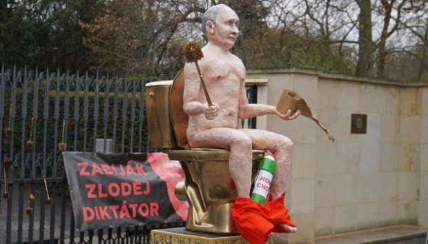В Чехия продават скулптура на Путин на тоалетна чиния – с приходите ще бъде закупен дрон за Украйна