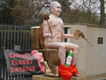 В Чехия продават скулптура на Путин на тоалетна чиния – с приходите ще бъде закупен дрон за Украйна