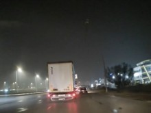 Нагла и опасна постъпка! Тир избута кола от пътя и избяга!