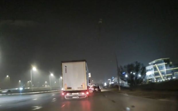 ТИР в София избута кола от пътя и избяга