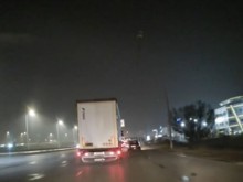 ТИР в София избута кола от пътя и избяга