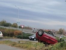 Жена пострада, след като колата й се преобърна по таван в близост до велоалея