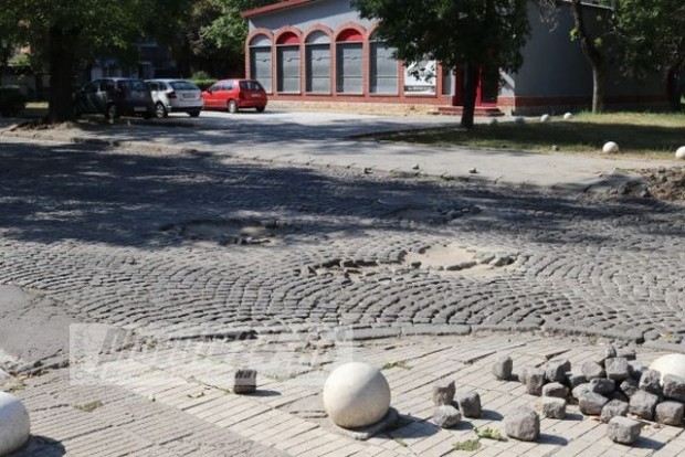 Жена е задържана за кражба на павета в Пловдив