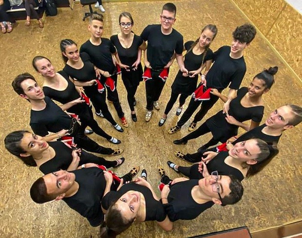 Кюстендилска гимназия насърчава работата в екип посредством танца