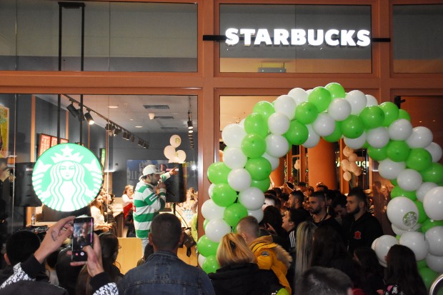 Световноизвестната кафе верига Starbucks® представена в България от AmRest откри