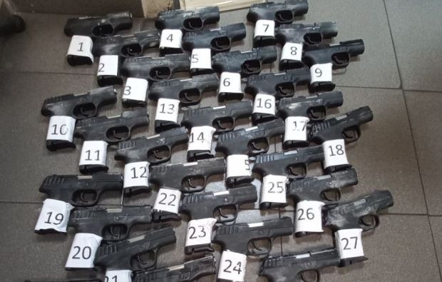 Митничари откриха 35 контрабандни пистолета при проверка на микробус