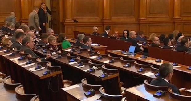 Бурни реакции в парламента след връщането на хартиената бюлетина (ОБЗОР)