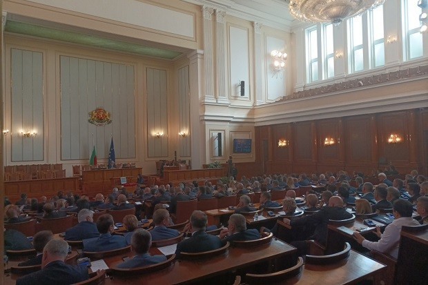 Парламентът прие на първо четене промени в Закона за семейни помощи за деца