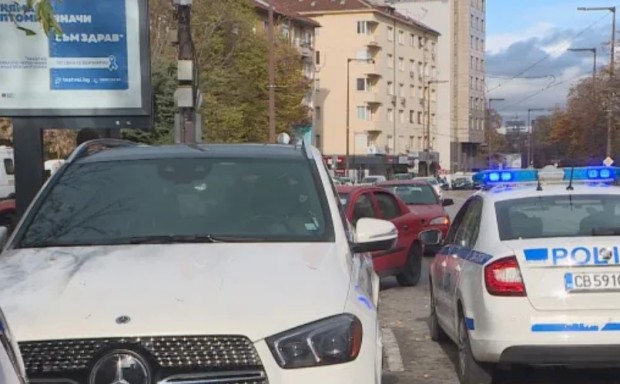 Мъж нападна жена в личната &#1117; кола на обяд на столичния булевард "Витоша"