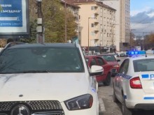 Мъж нападна жена в личната &#1117; кола на обяд на столичния булевард "Витоша"