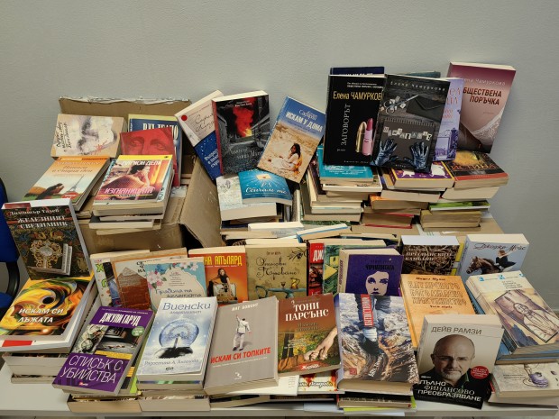 Данъчни дариха книги на белодробната болница във Велико Търново