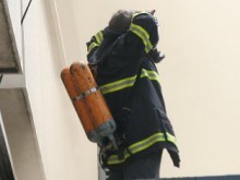 Млад мъж бе обгазен при пожар в дома му
