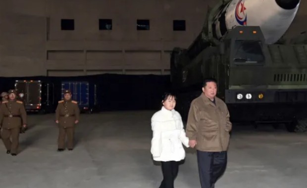 Лидерът на Северна Корея Ким Чен-ун се появи с малката си дъщеря