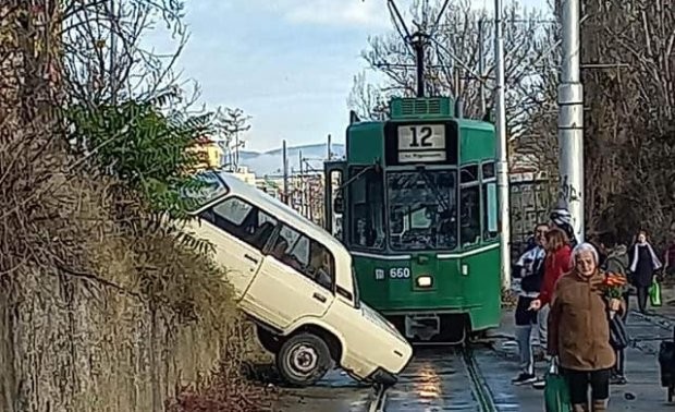 Автомобил "Лада" е катастрофирал на трамвайните релси преди тунелите на кв. "Надежда"