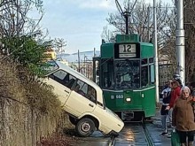 Автомобил "Лада" е катастрофирал на трамвайните релси преди тунелите на кв. "Надежда"