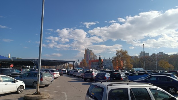 TD Пълна лудница цари в момента около големите търговски центрове в Пловдив