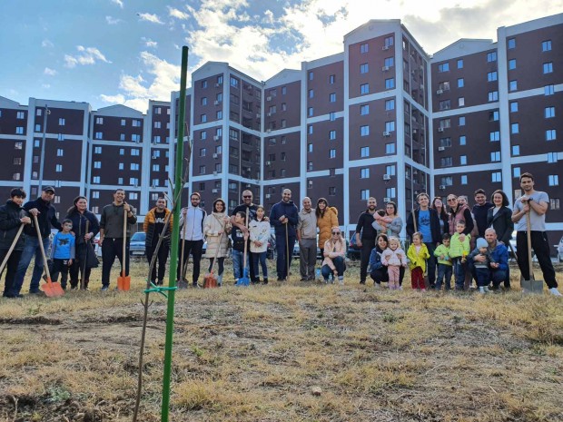 Засадиха десетки фиданки при зелена инициатива в кв."Тракия" в Пловдив 