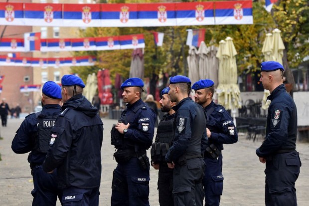 Полицаи от ЕС патрулират Северно Косово след оставката на косовските сърби