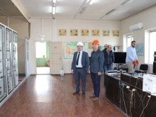 Министърът на енергетиката инспектира реконструкцията на една от най-старите подстанции край Девня