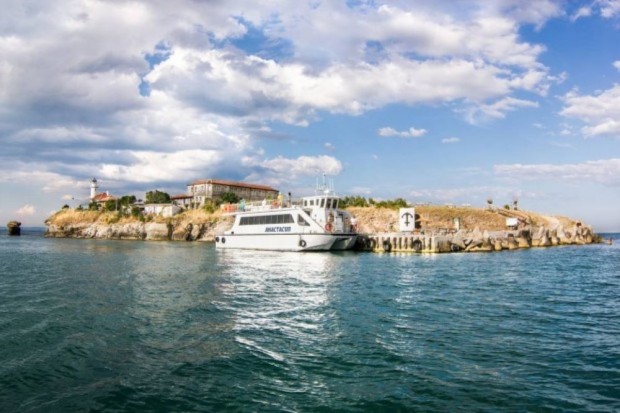4 сватби бяха сключени на остров Света Анастасия през този сезон