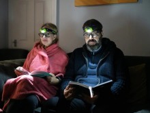 Българин кара семейството си да носи фенери, за да спести от сметки за ток