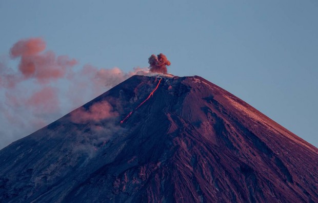 Изригна най-високият активен вулкан в Евразия - Ключевская Сопка