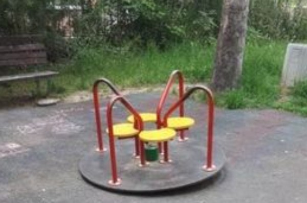 </TD
>Пловдивчанин сигнализира за опасна уред нa детска площадка в Тракия