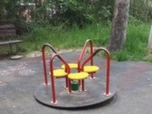 Читател на Plovdiv24.bg сигнализира за опасна детска площадка в "Тракия"