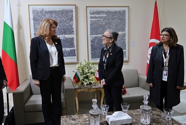 Вицепрезидентът Илияна Йотова разговаря с премиера на Тунис Неджля Буден