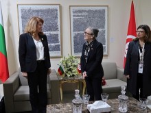 Вицепрезидентът Илияна Йотова разговаря с премиера на Тунис Неджля Буден
