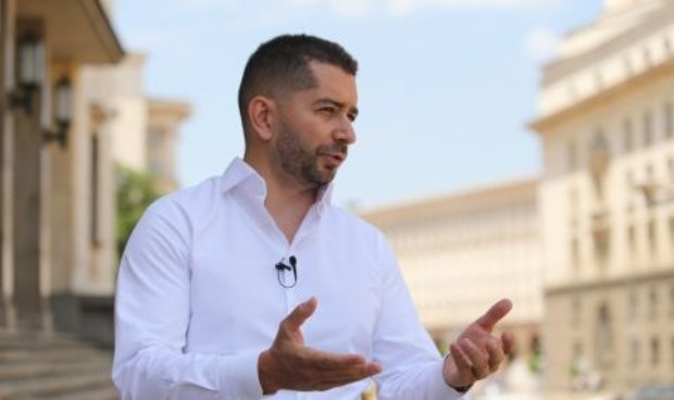 Слави Василев: По-добре е партиите да осъзнаят своята отговорност, отколкото Радев набързо да завърти рулетката с мандатите и отново да отидем на избори