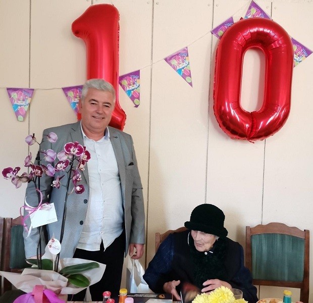 Областният управител на Смолян Стефан Сабрутев поздрави столетничката Гина Аролска от село Хвойна