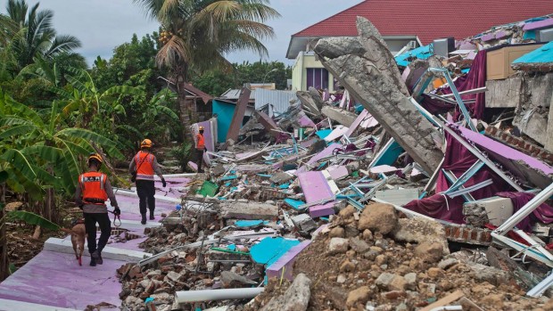 Най-малко 44 загинали и 100 изчезнали при мощно земетресение в Индонезия