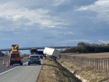 Силният вятър обърна ремарке на камион на АМ "Тракия"
