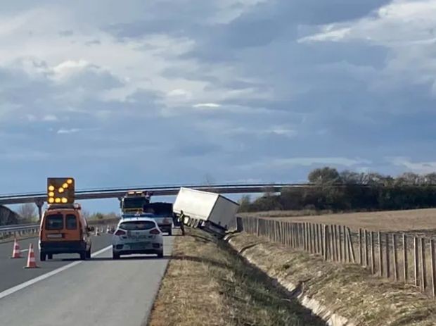 Силният вятър в Сливенска област обърна ремарке на товарен камион. Инцидентът е