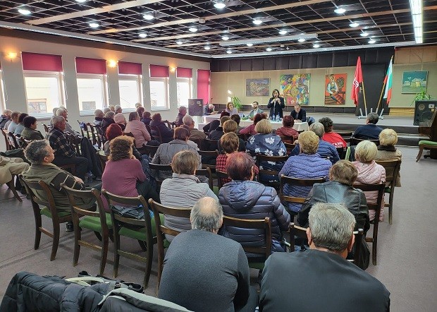 Жители на Тополовград към Нинова: Искаме право на избор дали с хартия или с машина да гласуваме